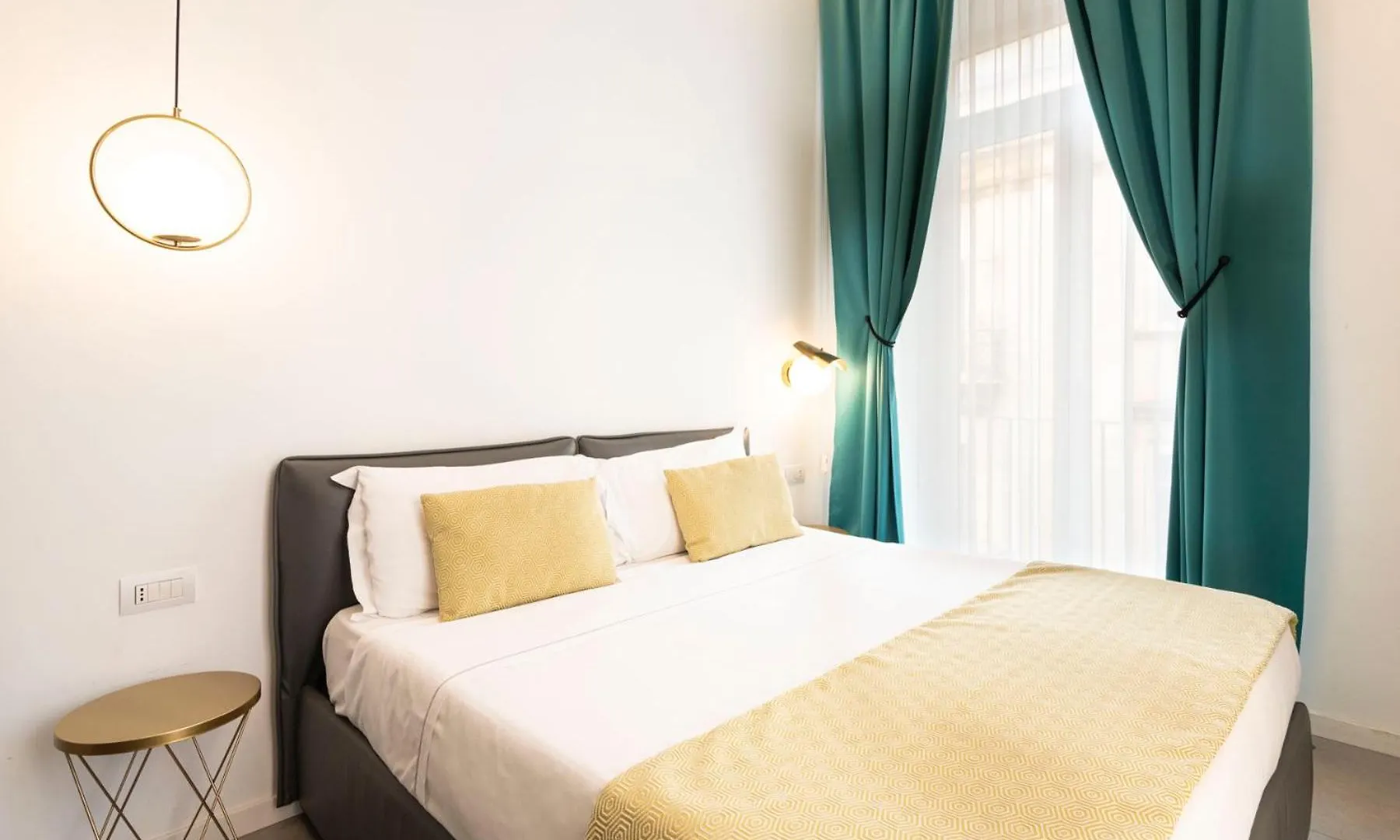 Cortese Napoli 2*,  İtalya